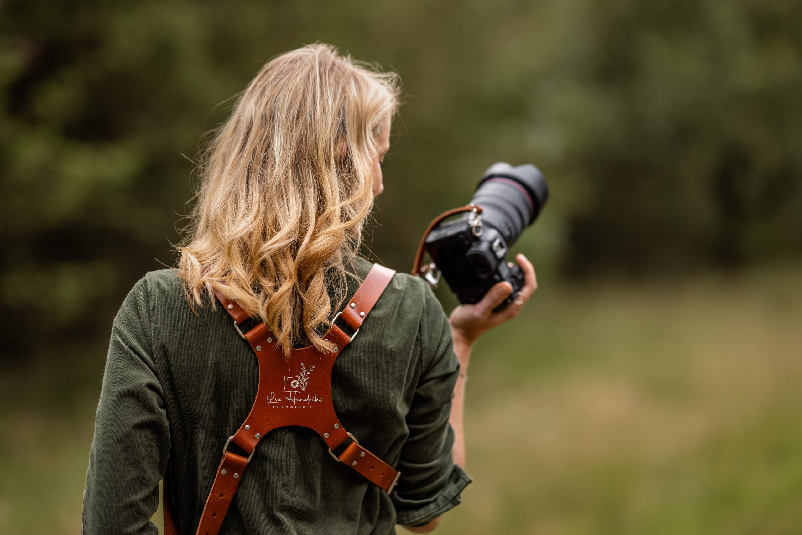 leren camera harnassen, straps & fotografie accessoires van The Hantler - Cognac camera harnas met gegraveerd logo